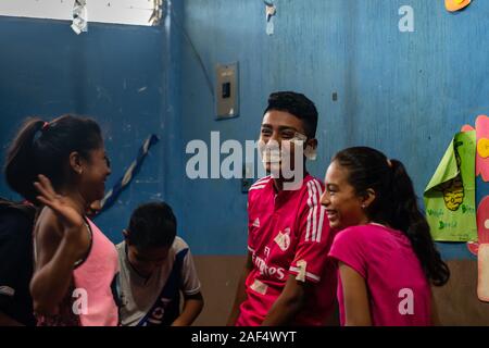 Les enfants hispaniques jouent à des jeux à Santa Rosa Guatemala Banque D'Images