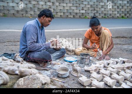 AMRAVATI, MAHARASHTRA - 24 août 2018 : l'artiste donne la touche finale à statue de taureau à un atelier d'artiste pour la mise en liberté sous caution (Bull) Pola Festival. Banque D'Images