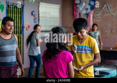 Les enfants hispaniques jouent à des jeux à Santa Rosa Guatemala Banque D'Images