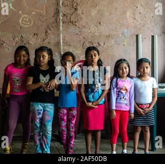 Les enfants hispaniques jouent à des jeux à Santa Rosa Guatemala Banque D'Images