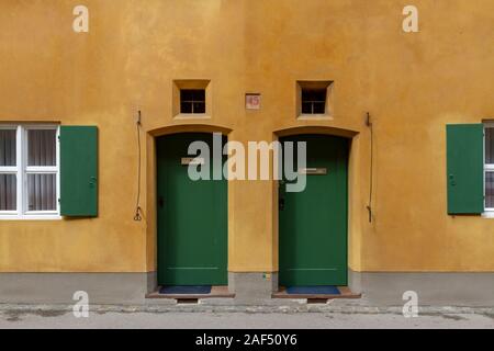 Des portes basses typiques dans le quartier Fuggerei, une enclave fortifiée au sein de la ville d'Augsbourg, Bavière, Allemagne. Banque D'Images