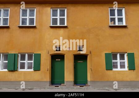 Des portes basses typiques dans le quartier Fuggerei, une enclave fortifiée au sein de la ville d'Augsbourg, Bavière, Allemagne. Banque D'Images