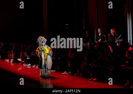 (191212) -- NEW YORK, le 12 décembre 2019 (Xinhua) -- Un artiste exécute au 'PONY X HARBIN' montrer lors de la New York Fashion Week à New York, États-Unis, 9 février 2019. Le spectacle a commencé avec un court morceau de musique qui est une fusion de l'Opéra de Pékin et de R&B, suivi d'une collection debuting défilé présenté conjointement par marque chinoise Harbin Beer et American sports poney marque. En 2019, alors que les relations bilatérales entre la Chine et les États-Unis vont à travers quelques moments difficiles au niveau national et global, les échanges et la coopération au niveau sous-national n'ont pas été Banque D'Images