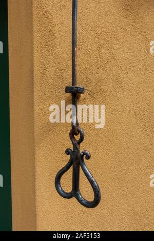 L'un de l'unique a sonnette de porte à l'extérieur d'une maison dans le quartier Fuggerei, une enclave fortifiée au sein de la ville d'Augsbourg, Bavière, Allemagne. Banque D'Images