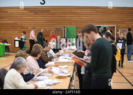 Swansea, Pays de Galles, Royaume-Uni. Jeudi, 12 décembre 2019 Les votes sont comptés à Swansea, dans le sud du Pays de Galles après la fermeture des bureaux dans le Royaume-uni 2019 Élection générale. Votes de membres du personnel de Swansea Swansea est, ouest et le très étroitement combattu Gower. Crédit : Robert Melen/Alamy Live News Banque D'Images