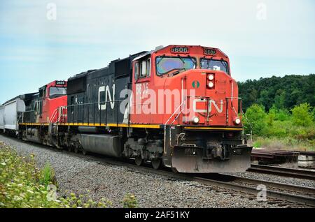 Byron, Wisconsin, USA. Paire de locomotives diesel Canadien National conduire un train de marchandises d'un grade sur Byron Hill dans le centre du Wisconsin. Banque D'Images