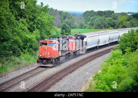 Byron, Wisconsin, USA. Paire de locomotives diesel Canadien National conduire un train de marchandises d'un grade sur Byron Hill dans le centre du Wisconsin. Banque D'Images