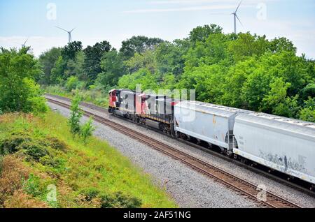 Byron, Wisconsin, États-Unis. Une paire de locomotives diesel du canadien National dirige un train de marchandises en haut d'une pente sur Byron Hill, dans le centre du Wisconsin. Banque D'Images