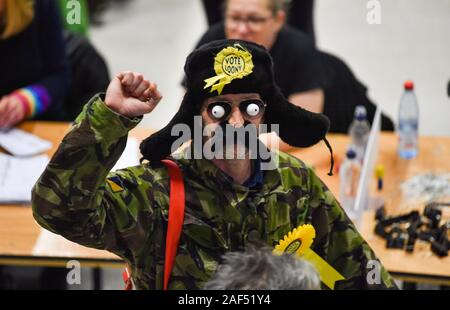 Brighton UK 12e 2019 Skwith - Citizen du Monster Raving Loony partie regarder le comptage commence pour le Pavillon de Brighton Brighton et Hove , Kemptown circonscriptions dans le vote des élections générales qui se sont tenues dans l'Brighton Centre ce soir Crédit : Simon Dack / Alamy Live News Banque D'Images