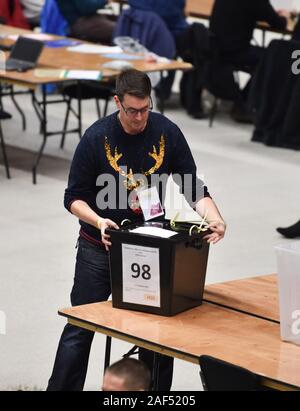 Brighton UK 12e 2019 - Le décompte commence pour le Pavillon de Brighton Brighton et Hove , Kemptown circonscriptions dans le vote des élections générales qui se sont tenues dans l'Brighton Centre ce soir Crédit : Simon Dack / Alamy Live News Banque D'Images