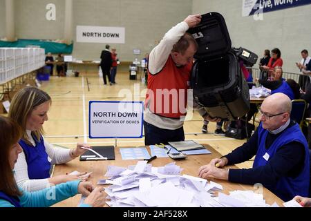 Les boîtes de scrutin sont ouverts et les votes comptés dans la circonscription Nord jusqu'au Royaume-Uni Élection générale à l'Aurora et le complexe de loisirs aquatiques, Bangor, Irlande du Nord. Banque D'Images