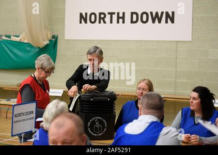 Les boîtes de scrutin sont ouverts et les votes comptés dans la circonscription Nord jusqu'au Royaume-Uni Élection générale à l'Aurora et le complexe de loisirs aquatiques, Bangor, Irlande du Nord. Banque D'Images