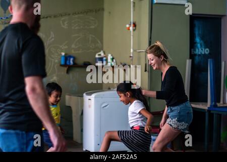 Femme caucasienne enseignant des jeux pour enfants hispaniques à Santa Rosa Guatemala Banque D'Images