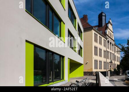 Une vieille et une maison moderne ensemble Banque D'Images