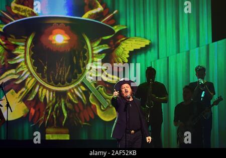 12 décembre 2019, Saxe, Leipzig : Le chanteur italien Zucchero est sur scène lors de la Gala José Carreras à Leipzig. Le programme sera diffusé en direct sur le RIM. Stars internationales et nationales sont la lutte contre la leucémie et autres maladies du sang et de la moelle osseuse. Photo : Hendrik Schmidt/dpa-Zentralbild/dpa Banque D'Images