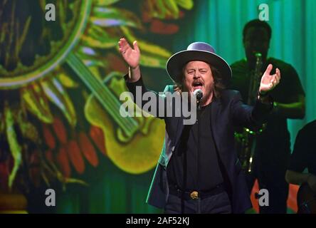 12 décembre 2019, Saxe, Leipzig : Le chanteur italien Zucchero est sur scène lors de la Gala José Carreras à Leipzig. Le programme sera diffusé en direct sur le RIM. Stars internationales et nationales sont la lutte contre la leucémie et autres maladies du sang et de la moelle osseuse. Photo : Hendrik Schmidt/dpa-Zentralbild/dpa Banque D'Images