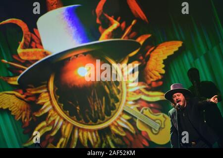 12 décembre 2019, Saxe, Leipzig : Le chanteur italien Zucchero est sur scène lors de la Gala José Carreras à Leipzig. Le programme sera diffusé en direct sur le RIM. Stars internationales et nationales sont la lutte contre la leucémie et autres maladies du sang et de la moelle osseuse. Photo : Hendrik Schmidt/dpa-Zentralbild/dpa Banque D'Images