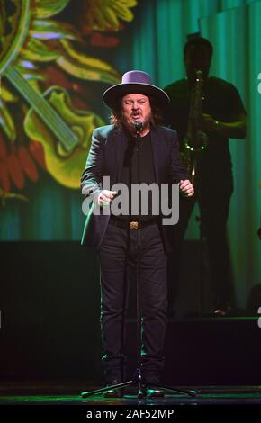 12 décembre 2019, Saxe, Leipzig : Le chanteur italien Zucchero est sur scène lors de la Gala José Carreras à Leipzig. Le programme sera diffusé en direct sur le RIM. Stars internationales et nationales sont la lutte contre la leucémie et autres maladies du sang et de la moelle osseuse. Photo : Hendrik Schmidt/dpa-Zentralbild/dpa Banque D'Images