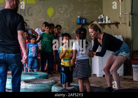 Femme caucasienne enseignant des jeux pour enfants hispaniques à Santa Rosa Guatemala Banque D'Images