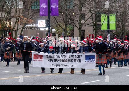 Vancouver, Canada - 1er décembre 2019 : un groupe de personnes de l'organisation de la bande de tubes de l'Université Simon Fraser participe à la parade annuelle du Père Noël Banque D'Images