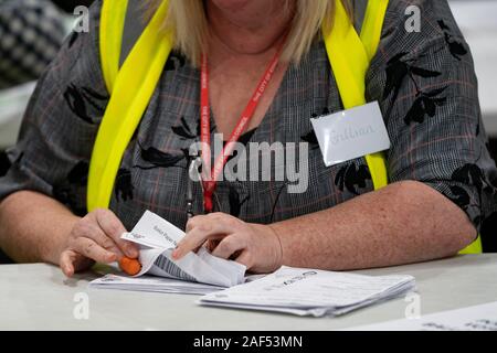 Edinburgh, Ecosse, Royaume-Uni. 12 décembre 2019. Les votes par correspondance sont comptées au nombre des élections générales parlementaires au Royal Highland Centre d'Édimbourg. Cinq circonscriptions sont comptées dans Edinburgh, Edinburgh, Édimbourg ouest sud-ouest, le Nord et l'Edinburgh Leith, Édimbourg Édimbourg et du Sud Est. Iain Masterton/Alamy Live News Banque D'Images