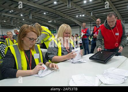 Les boîtes contenant les votes par correspondance sont vidés au Royal Highland Centre, Edinburgh, pour l'élection générale BRITANNIQUE count. Banque D'Images