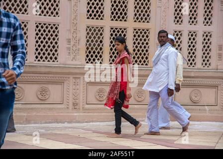 SHEGAON, Maharashtra, Inde, 10 juillet 2017 : visite des personnes non identifiées, et l'adoration au Saint Shri Maharaj Gajanan Sansthan Temple. Ce temple et un Banque D'Images