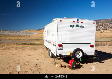 Un RV que jusqu'à récemment serait de 40 pieds sous l'eau sur le lit du lac du lac Isabella près de Bakersfield, à l'Est de la vallée centrale de la Californie qui est Banque D'Images