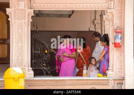 SHEGAON, Maharashtra, Inde, 10 juillet 2017 : visite des personnes non identifiées, et l'adoration au Saint Shri Maharaj Gajanan Sansthan Temple. Ce temple et un Banque D'Images