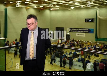 Stephen France 24 candidats de l'Alliance est interviewé pendant le décompte à l'Aurora et le complexe de loisirs aquatiques, Bangor, Irlande du Nord, pour le Nord vers le bas et Strangford circonscription au cours de l'élection générale de 2019. Banque D'Images