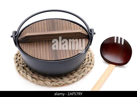 Fer à repasser, vaisselle japonaise pour la cuisson à l'eau chaude nabe couvercle en bois Banque D'Images