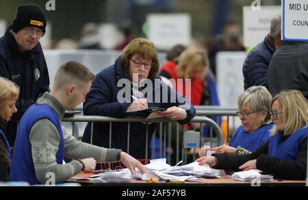 Un compteur de personnes le nombre de montres pour la mi Ulster au stade de Meadowbank dans Magherafelt Co Londonderry le comptage commence Westminster élection. Banque D'Images