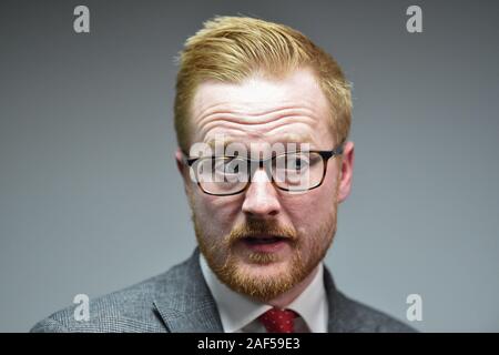 Brighton UK 13e 2019 - Lloyd Russell-Moyle la séance Labour Party MP et candidat à Brighton de Kemptown parler aux médias comme le dépouillement a lieu pour la Brighton Pavilion , Hove et Brighton Kemptown circonscriptions dans le vote des élections générales qui se sont tenues dans l'Brighton Centre ce soir Crédit : Simon Dack / Alamy Live News Banque D'Images