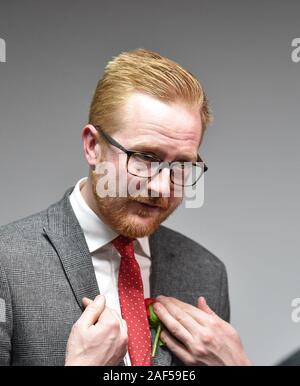 Brighton UK 13e 2019 - Lloyd Russell-Moyle la séance Labour Party MP et candidat à Brighton de Kemptown parler aux médias comme le dépouillement a lieu pour la Brighton Pavilion , Hove et Brighton Kemptown circonscriptions dans le vote des élections générales qui se sont tenues dans l'Brighton Centre ce soir Crédit : Simon Dack / Alamy Live News Banque D'Images