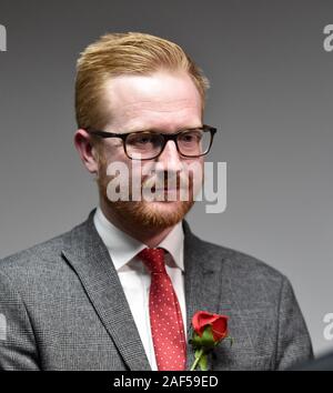 Brighton UK 13e 2019 - Lloyd Russell-Moyle la séance Labour Party MP et candidat à Brighton de Kemptown parler aux médias comme le dépouillement a lieu pour la Brighton Pavilion , Hove et Brighton Kemptown circonscriptions dans le vote des élections générales qui se sont tenues dans l'Brighton Centre ce soir Crédit : Simon Dack / Alamy Live News Banque D'Images