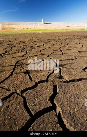 Lake Isabella près de Bakersfield, à l'Est de la vallée centrale de la Californie est à moins de 13 % de capacité après les quatre ans de sécheresse dévastatrice. L Banque D'Images