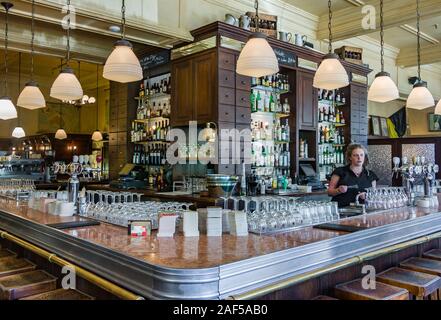 Melbourne, Australie - Novembre 17, 2009 : Belgian beer Café Pierre Bleue. Le grand bar avec une femelle bar serveur derrière. Beaucoup de verres, lampes, ta Banque D'Images