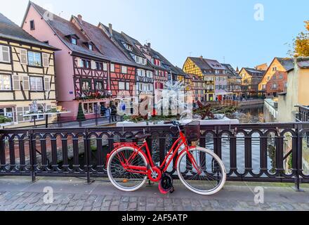 Soft focus image d'Alsacien maisons à pans de bois et rivière (la Lauch) dans la Petite Venise ou la petite Venise, la vieille ville de Colmar, décorées et de mauvais Banque D'Images