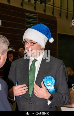 Southend on Sea, Essex, Royaume-Uni. Les bulletins de vote ont commencé à être comptés au dépouillement hall tant pour l'ouest de Southend, et Rochford et Southend East circonscriptions. Candidat conservateur James Duddridge est arrivé, et est vu portant un chapeau bleu. Banque D'Images