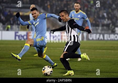 Belgrade. Dec 12, 2019. Du Partizan Zoran Tosic (R) le dispute à l'Astana Antonio Rukavina au cours d'un groupe de l'UEFA Europa League match de football entre Partizan et Astana à Belgrade, Serbie le 12 décembre 2019. Credit : Predrag Milosavljevic/Xinhua/Alamy Live News Banque D'Images