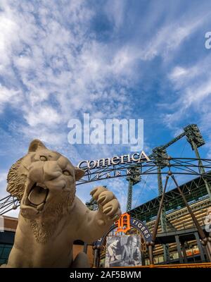 Detroit, MI - 6 Oct 2019 : Comerica Park est l'accueil de l'équipe de baseball des Detroit Tigers. La verticale de près de l'entrée principale de la signalisation et le tigre de t Banque D'Images