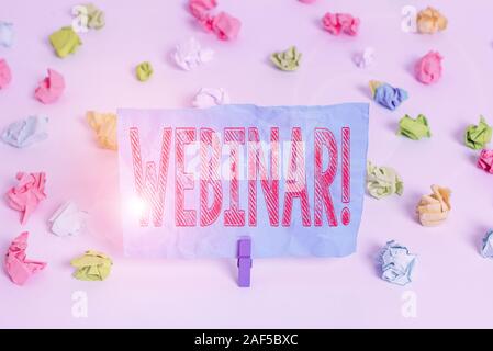 La main conceptuel montrant Webinaire. Sens Concept séminaire ou d'autres types de présentation qui a lieu sur Internet vide de papier froissé de couleur Banque D'Images