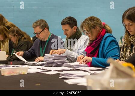 Stroud, Royaume-Uni. 13 déc, 2019. Voix étant comptés à Stratford Park Leisure Centre à Stroud Crédit : Carl Hewlett/Alamy Live News. Banque D'Images