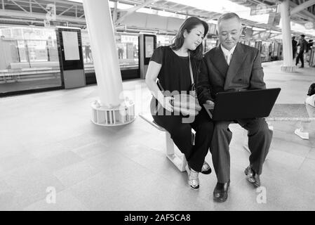 Mature Asian businessman et mature Asian woman explorer la ville ensemble Banque D'Images