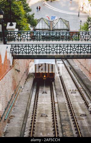 Budapest, Hongrie - Juillet 13th, 2017 : Funiculaire à touristes au château de Buda Banque D'Images