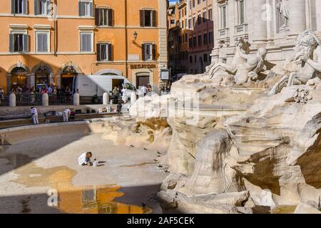 Un historien femelle nettoie et ne d'entretien sur un vide de la fontaine de Trevi, Piazza di Trevi, Rome, Italie Banque D'Images