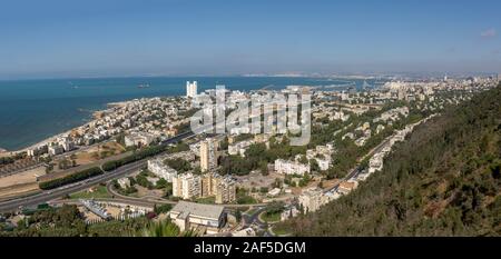 Vue panoramique depuis le Mont Carmel de la ville de Haïfa donnant sur la mer Méditerranée en Israël Banque D'Images