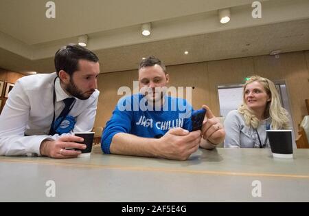 Mansfield, Nottinghamshire, Angleterre. 13 Décembre, 2019. Une longue et fatigante nuit pour Ben Bradley (centre) le candidat conservateur de Mansfield et son épouse Shanade, mais l'issue de la sortie des urnes montre que Ben va conserver ce siège parlementaire avec une augmentation de son vote global. Le taux de participation pour ce siège est 64,08  %, comparativement à 64,5  % de l'élection générale de 2017. Credit : AlanBeastall/Alamy Live News Banque D'Images