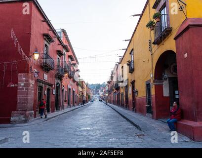 San Miguel de Allende, Guanajuato, Mexique - Nov 25, 2019 : les habitants et les touristes, à commencer leur journée dans les rues du centre-ville Banque D'Images