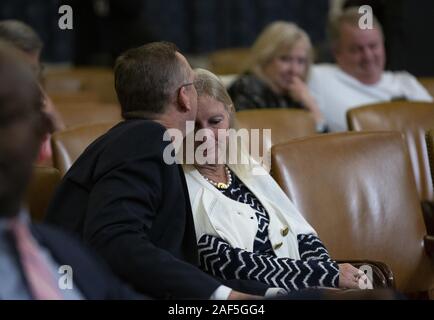 Washington, District de Columbia, Etats-Unis. Dec 12, 2019. Représentant des États-Unis Doug Collins (républicain de Géorgie) embrasse sa femme, Lisa Collins comme l'US House Committee on the Judiciary marks-up House Résolution 755, articles de destitution contre le Président Donald J. Trump, dans l'immeuble de bureaux Maison Longworth à Washington, DC le jeudi 12 décembre, 2019. Credit : Stefani Reynolds/CNP/ZUMA/Alamy Fil Live News Banque D'Images